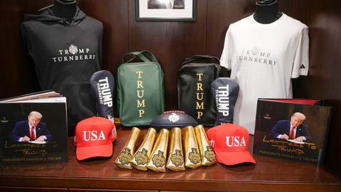 Donald Trump avas Šotimaal oma fänninänni poe: vaata, millised on seal asjade hinnad