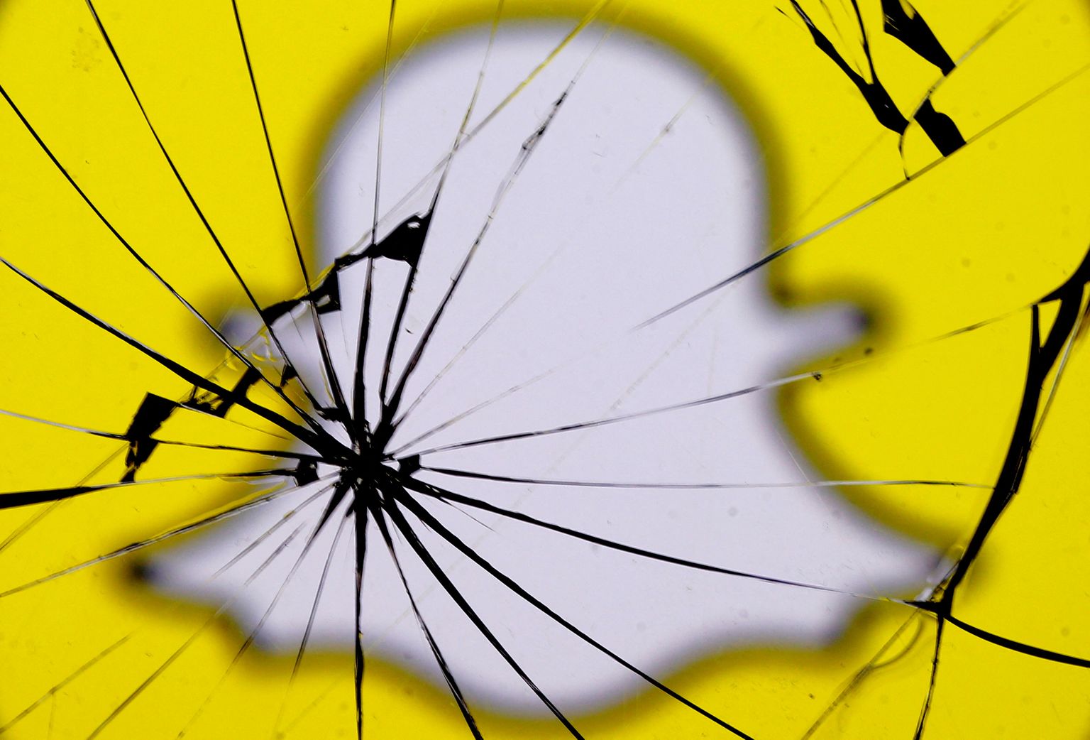 Snapchati logo läbi purunenud klaasi.