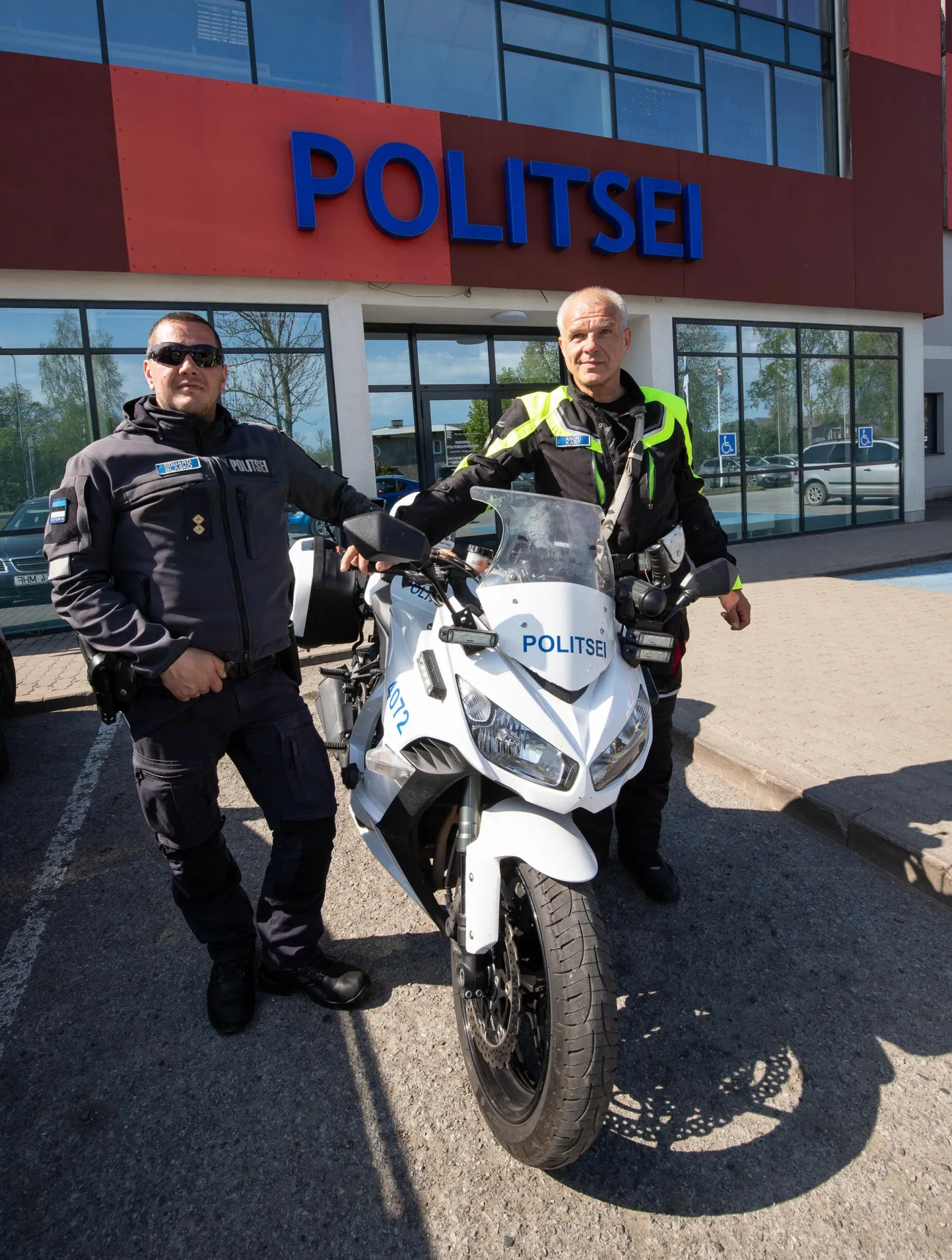 Jõhvist kohale sõitnud Eduard Blaško ja Andri Karp Rakvere politseijaoskonna ees tööpäeva alustamas.