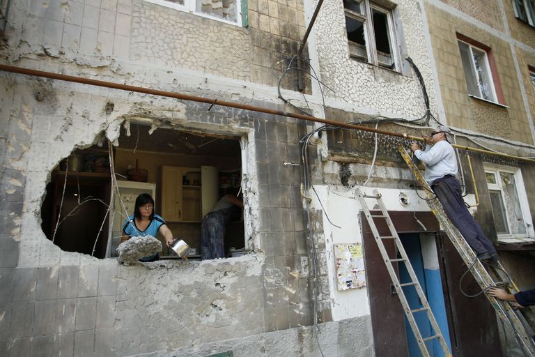 Donetski kortermaja, kuhu on kukkunud mürsk. Foto: Scanpix