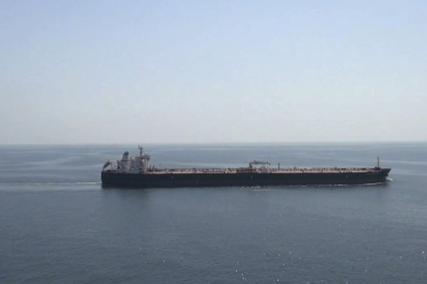Нефтяной танкер следует через Оманский залив (иллюстративное фото).