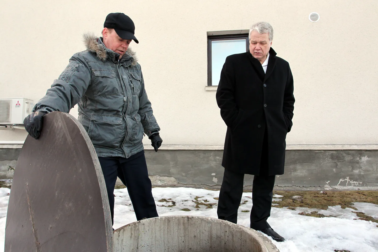 Tildri tänava majaomanik Maido Veebel (vasakul) näitab linnavolinik Mart Aarele kaevu, millega Mustamäe ja Kristiine piiril asuva elamu veevarustus piirdubki.