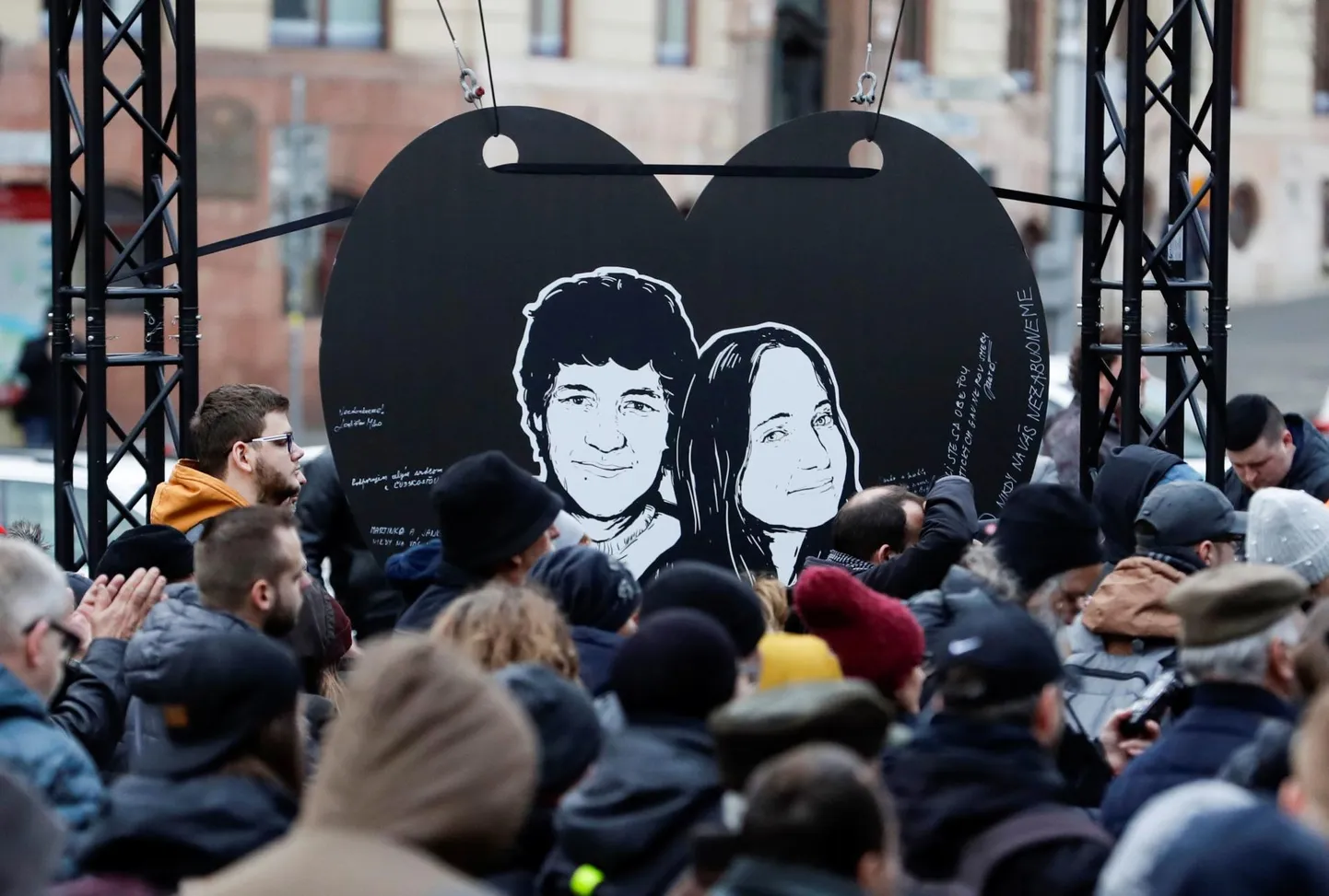 Meeleavaldajad ajakirjanik Ján Kuciaki ja tema kihlatu Martina Kušnírová teisel surma-aastapäeval Bratislavas.