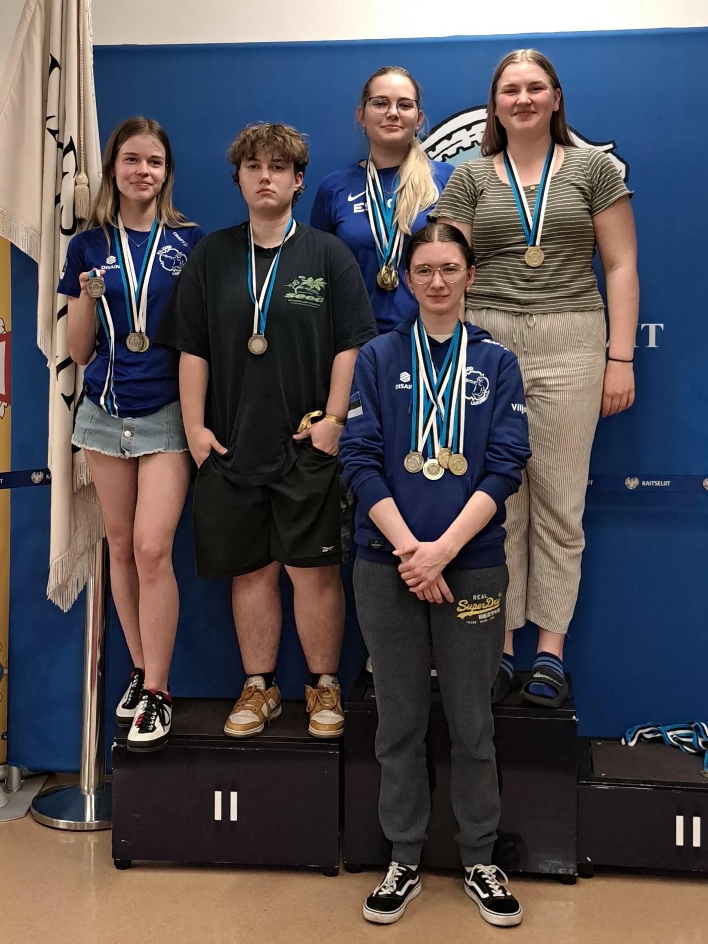 Eesti juunioride sportrelvadest laskmise meistrivõistlustelt tõid Viljandi spordikooli õpilased üheksa medalit. Fotol on medalistid&nbsp;(vasakult) Laura-Liisa Kolomets, Katerina Herma, Marja Kirss, Vanessa Pikk ja Rosete Liis Uus.
