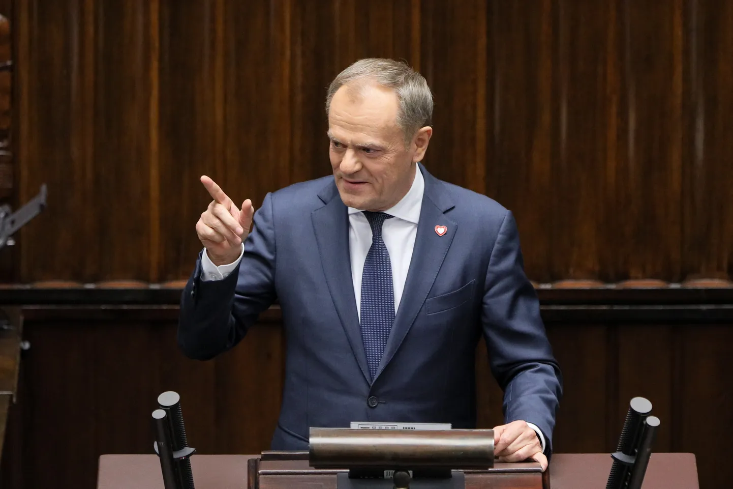 Donald Tusk Poola parlamendi ees kõnelemas.