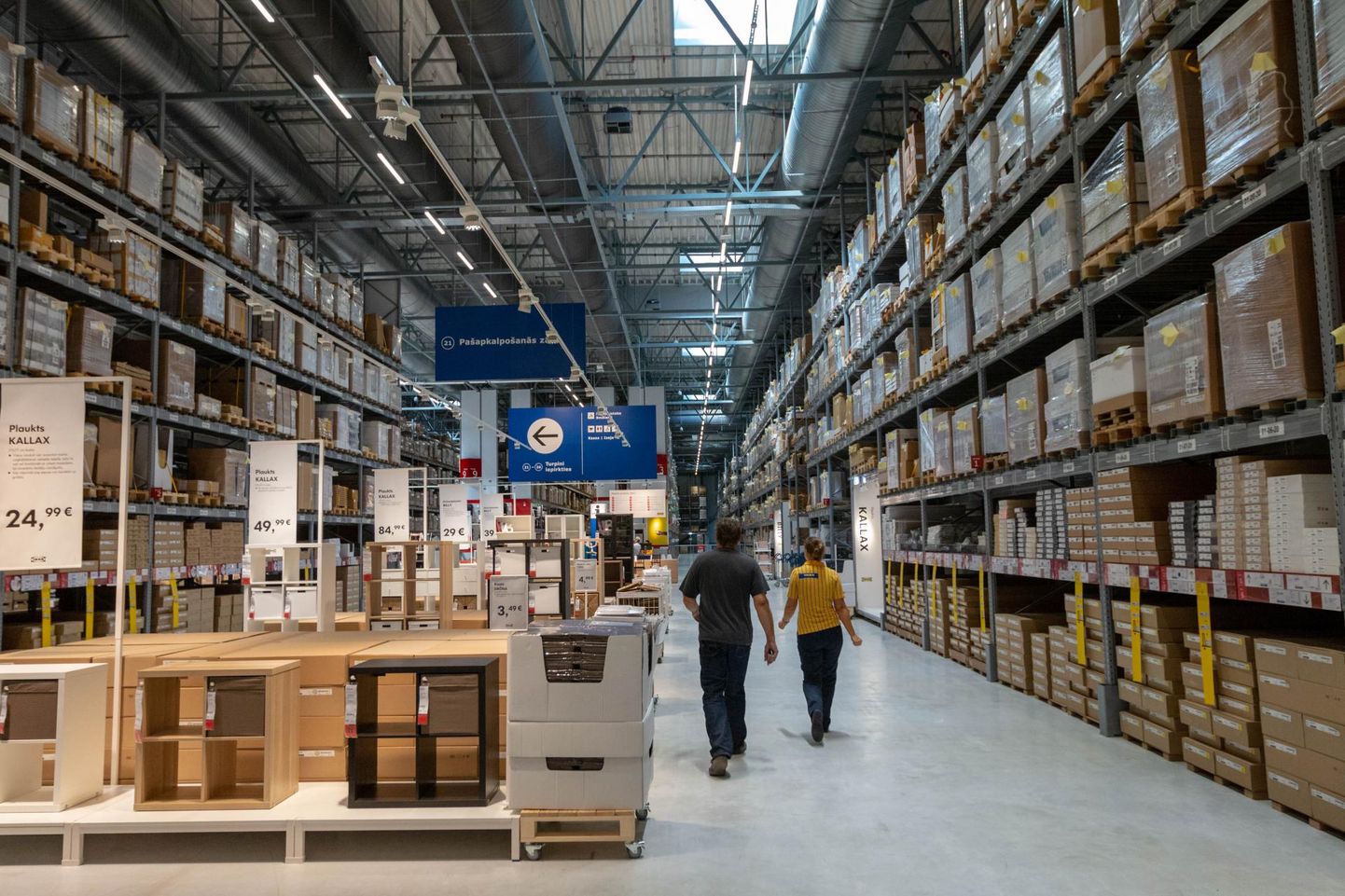 IKEA kontseptsiooni järgi tuleb ostjal näidistubades välja valitud kaup hiiglaslikest ladudest oma käel üles leida.