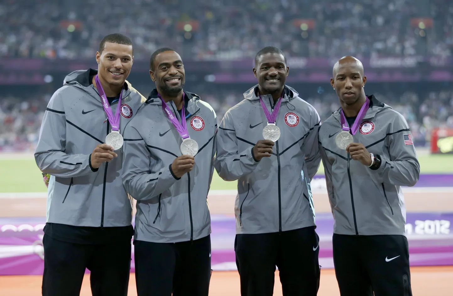 USA teatenelik Trell Kimmons (paremalt), Justin Gatlin, Tyson Gay ja Ryan Bailey Londonis võidetud hõbemedalitega.