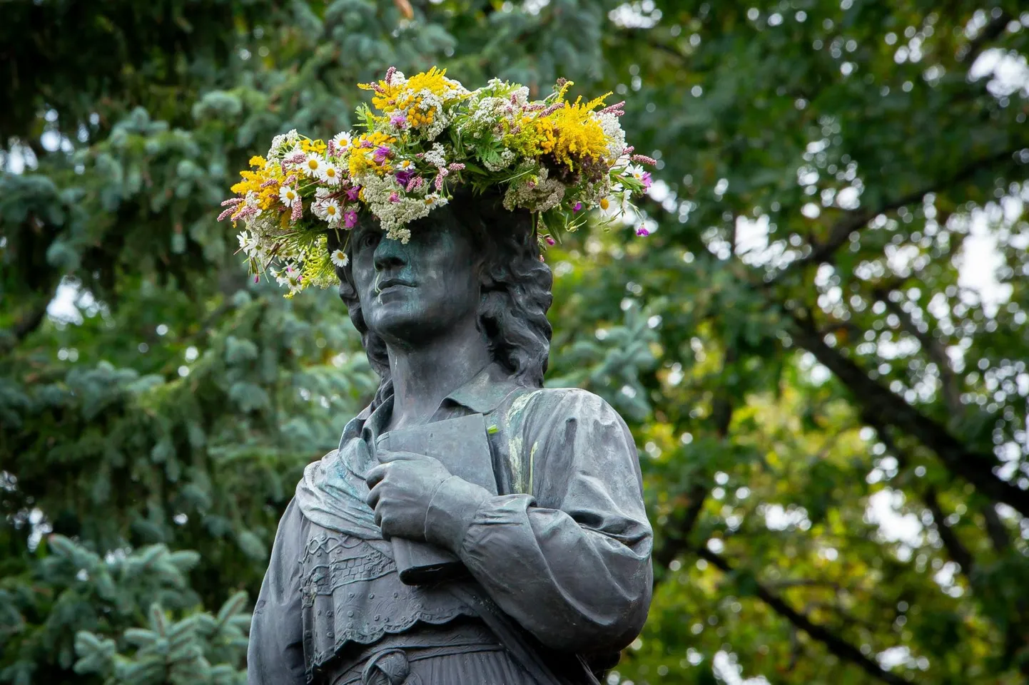 Lydia Koidula kuju saab kirjandusfestivali ajaks omale pähe kauni lillepärja.