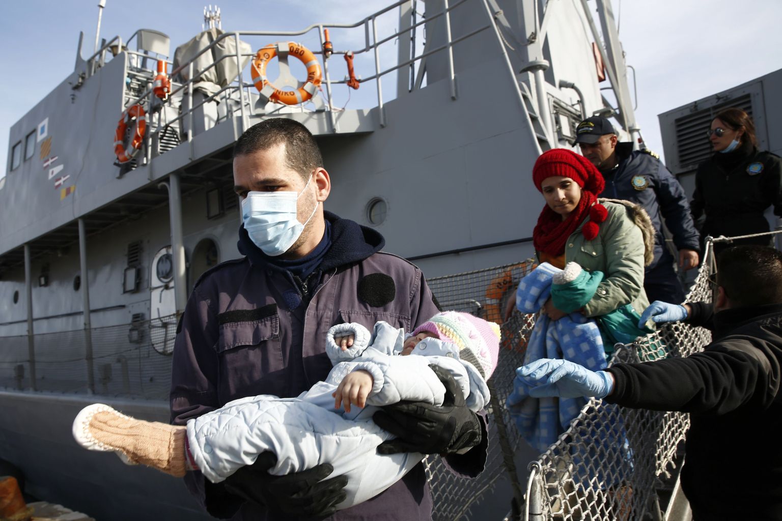 Eile teel Türgist Kreekasse päästetud migrandid.