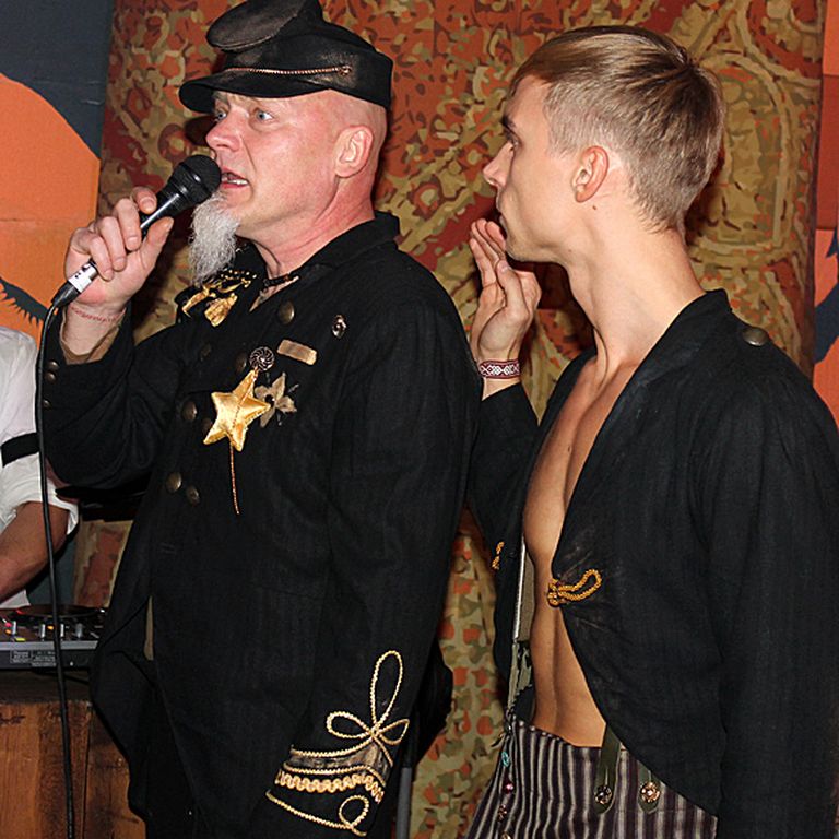 "Cabaret Palladium" režisors Viktors Runtulis (no kreisās) un dziedātāja Dons, kas izrādē atveidos Dorianu 