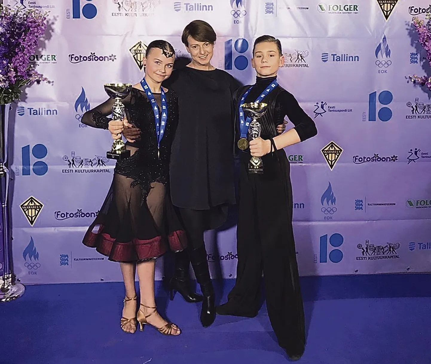 Anna-Maria Pogrebnaja ja Nikita Kilevoi. Keskel treener Olga Kosmina.
