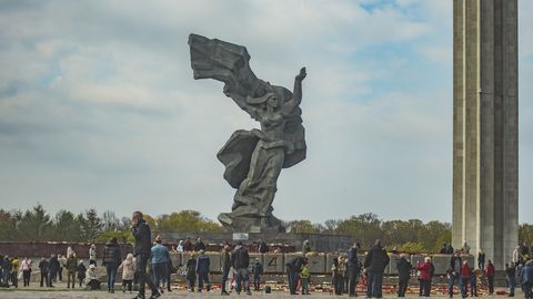 Сенатор: Россия хочет вывезти из Латвии советский военный памятник