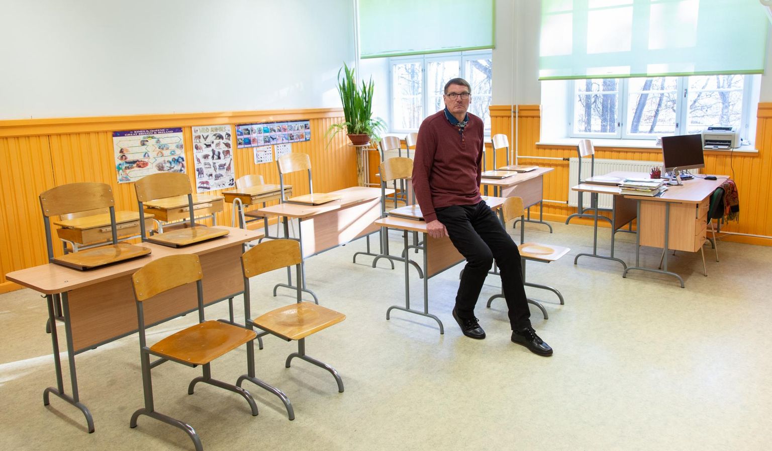 Lüganuse kooli vilistlane ja direktor Tõnu Lont klassitoas, mille vallavalitsus soovis sulgeda.
