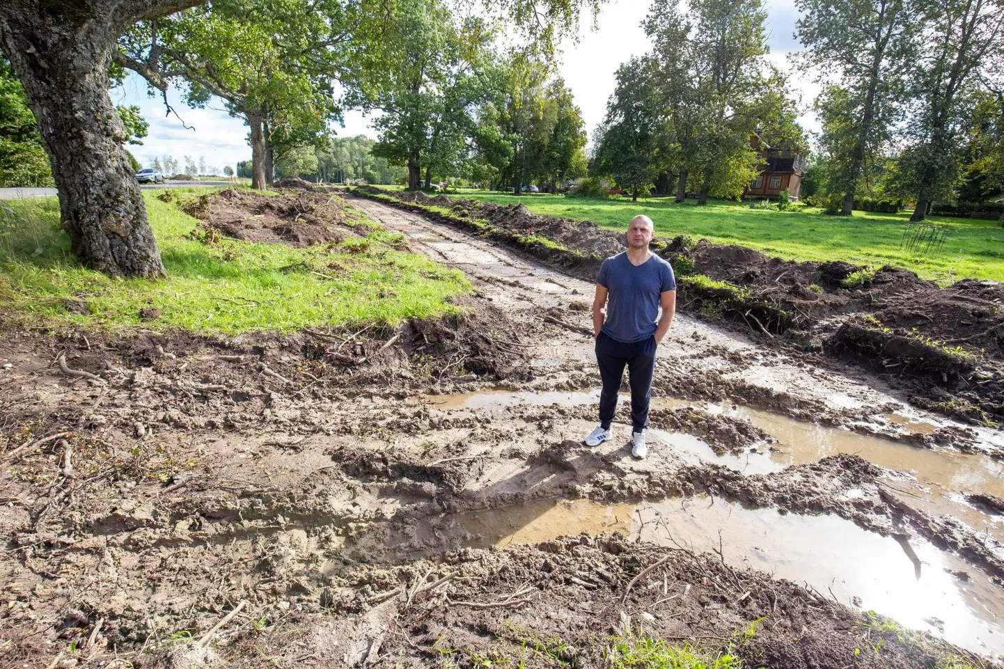 Aasta tagasi raius Viisu talunik Ilmar Kotselainen nagu rauda, et tema kergliiklusteed oma maale ei tahtnud aga Paide linnavalitsus saatis pole ehitajad peale enne, kui maa asjus kokkulepped sõlmitud ja notari juures on käidud.