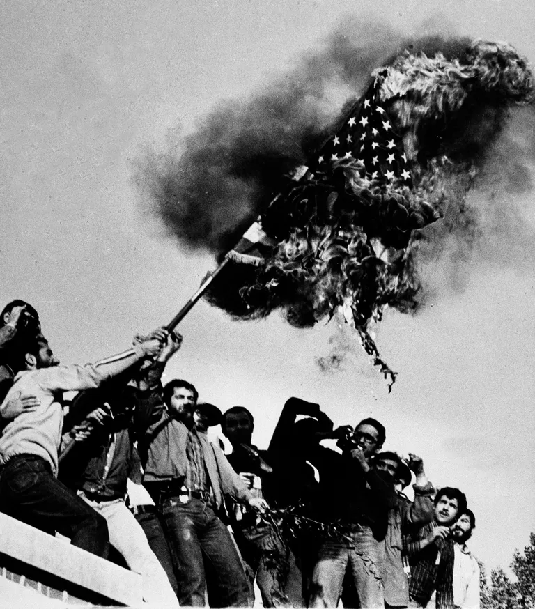 Meelevaldajad põletamas USA lippu Teherani saatkonna katusel 4. novembril 1979.