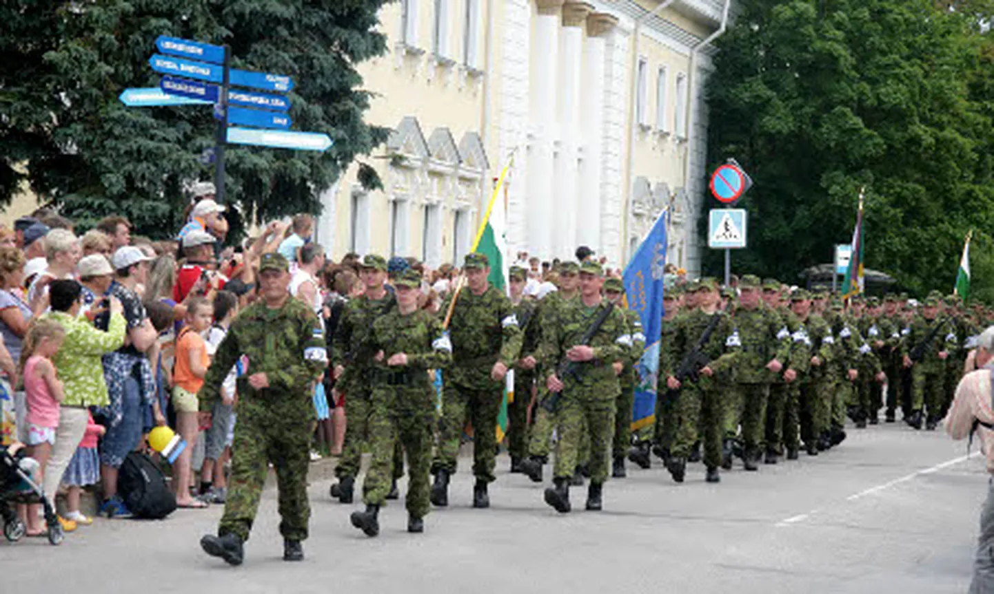 Paraad Sillamäel oli publikurohke ja linlased elasid toimuvale lippe lehvitades ja aplodeerides kaasa.