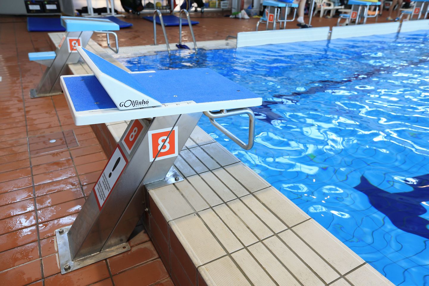 Aura keskus lasi paigaldada statsionaarsed stardiplatvormid, mis vastavad rahvusvahelise ujumisliidu nõuetele.