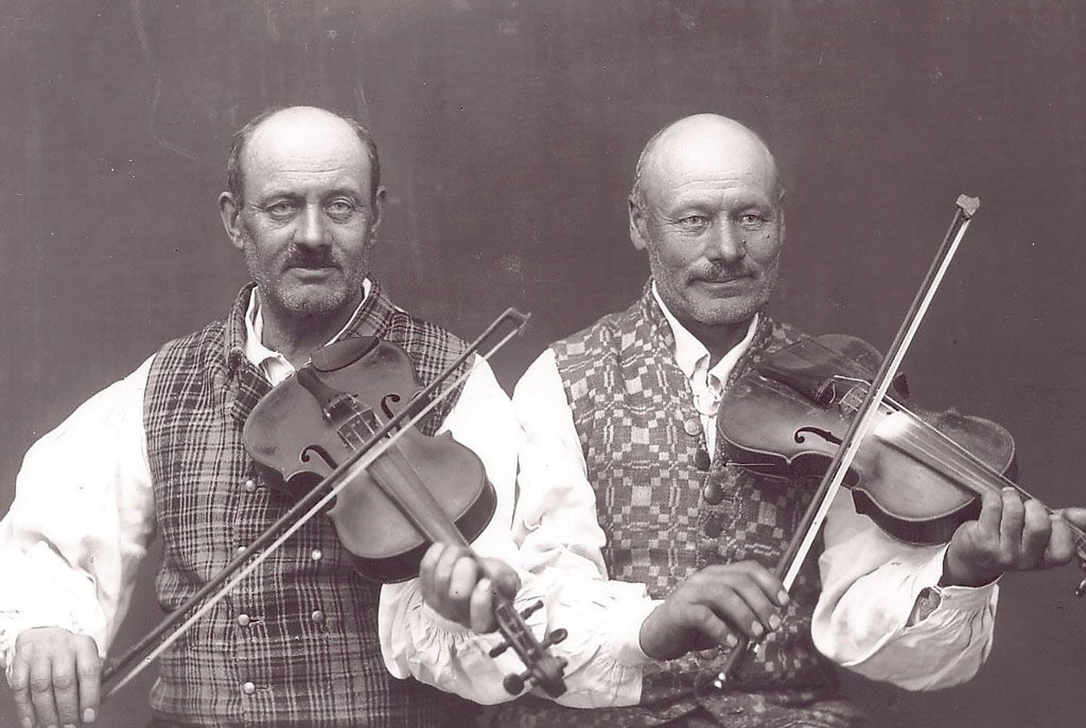 Vändra kihelkonna viiuldajad Anton (vasakul) ja Hendrik Adamson, tuntud kui Jõearu Hendrik.
