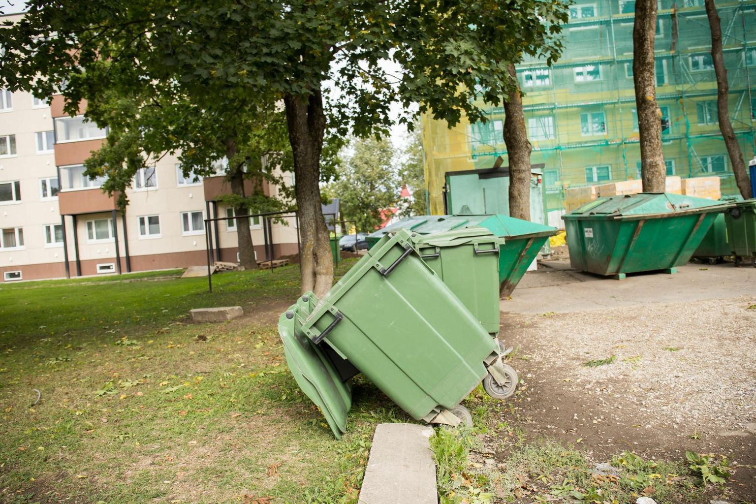 Если с утилизацией отходов в многоквартирных домах в целом все в порядке, то у небольших домохозяйств есть ряд проблем.