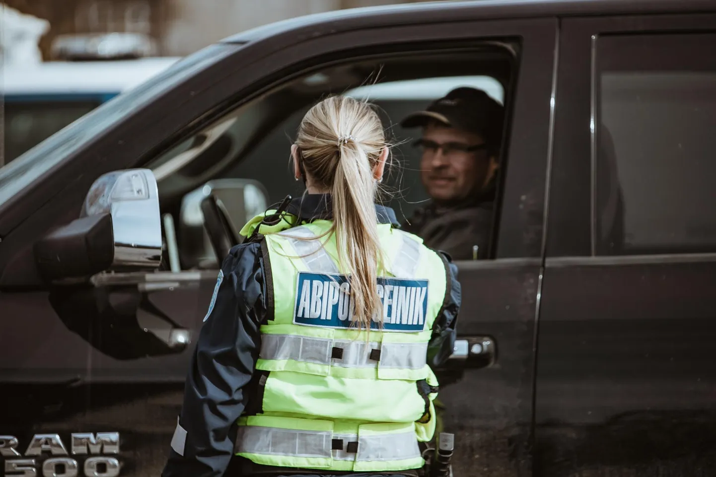 Abipolitseinik tööülesandeid täitmas.