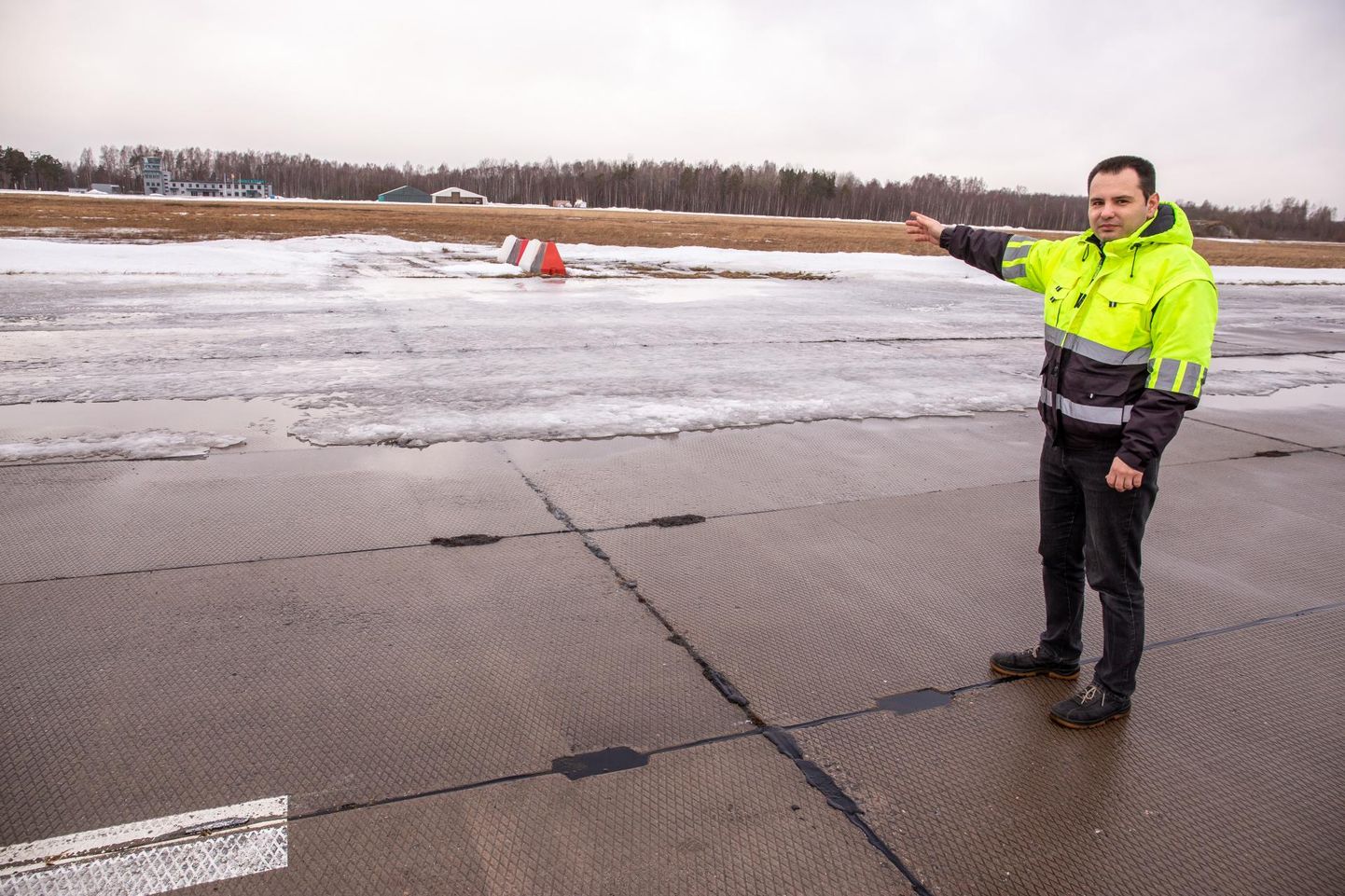 Pärnu lennujaama sideinsener Konstantin Kutšura näitab betoonrada, mis vajab suuremate lennukite vastuvõtuks pikendamist, laiendamist ja korralikku asfaltbetoonkatet.