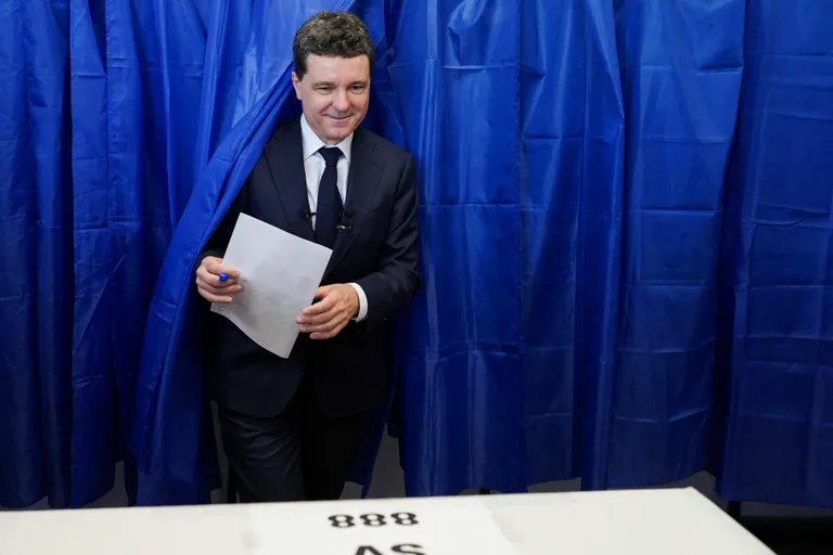 Simionile astub teises voorus vastu Bukaresti linnapea Nicușor Dan.