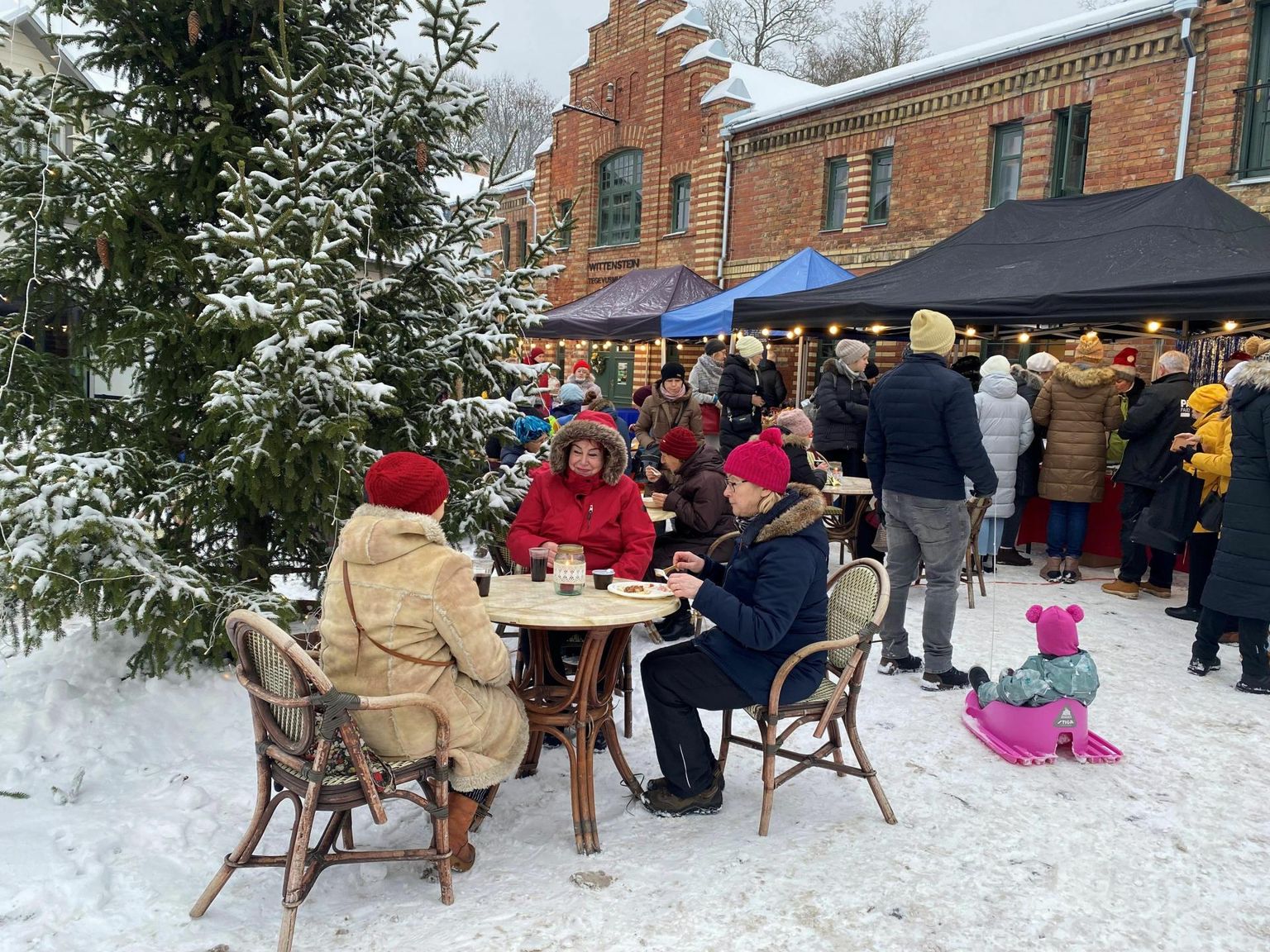 Wittensteini tegevusmuuseumi õues sai pühapäeval istuda kohe suure jõulupuu alla ning rüübata kuuma jooki ja süüa pirukaid.