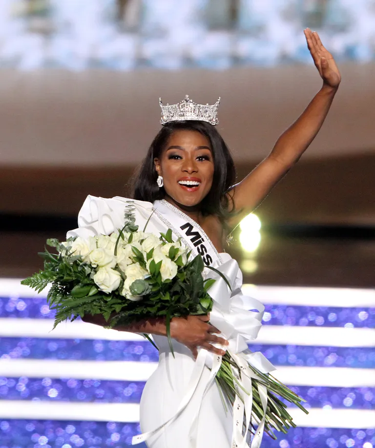 Miss Ameerika 2019 tiitli sai Miss New York Nia Imani Franklin, kes on ooperilaulja
