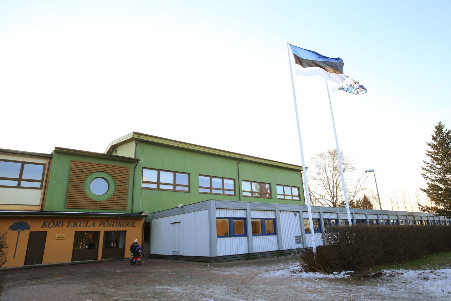 Kõrveküla põhikool ja soojakud, kus paljud lapsed õppima peavad. Aprillis avaldas Jarno Laur lootust, et koolimaja 4500 ruutmeetrine juurdeehitus valmib 2020. aasta 1. septembriks. Tundub, et nii siiski ei lähe.