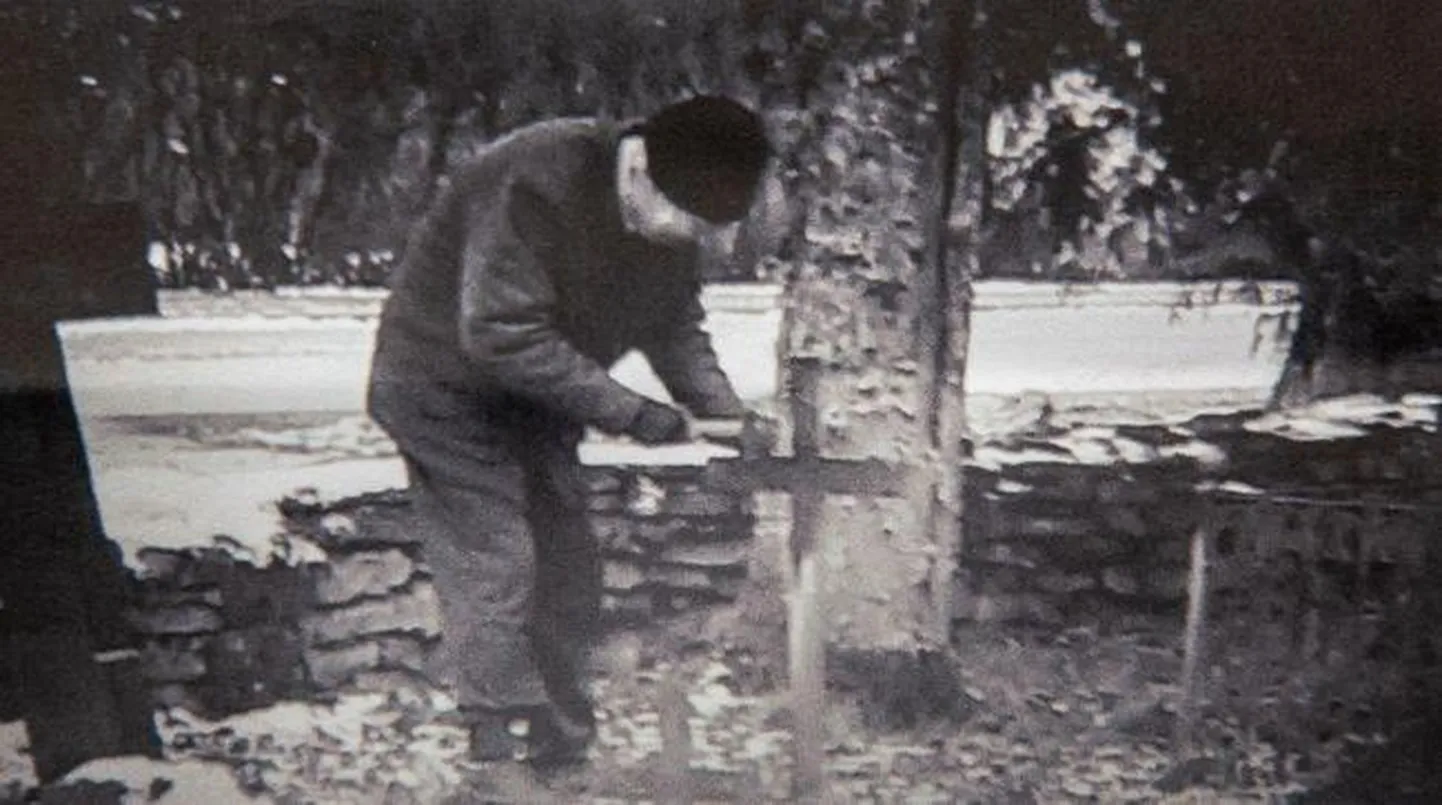 Tundmatu mees toksis veel teadmata ajal Reopalu kalmistul haamriga ristidelt nimesilte maha.
