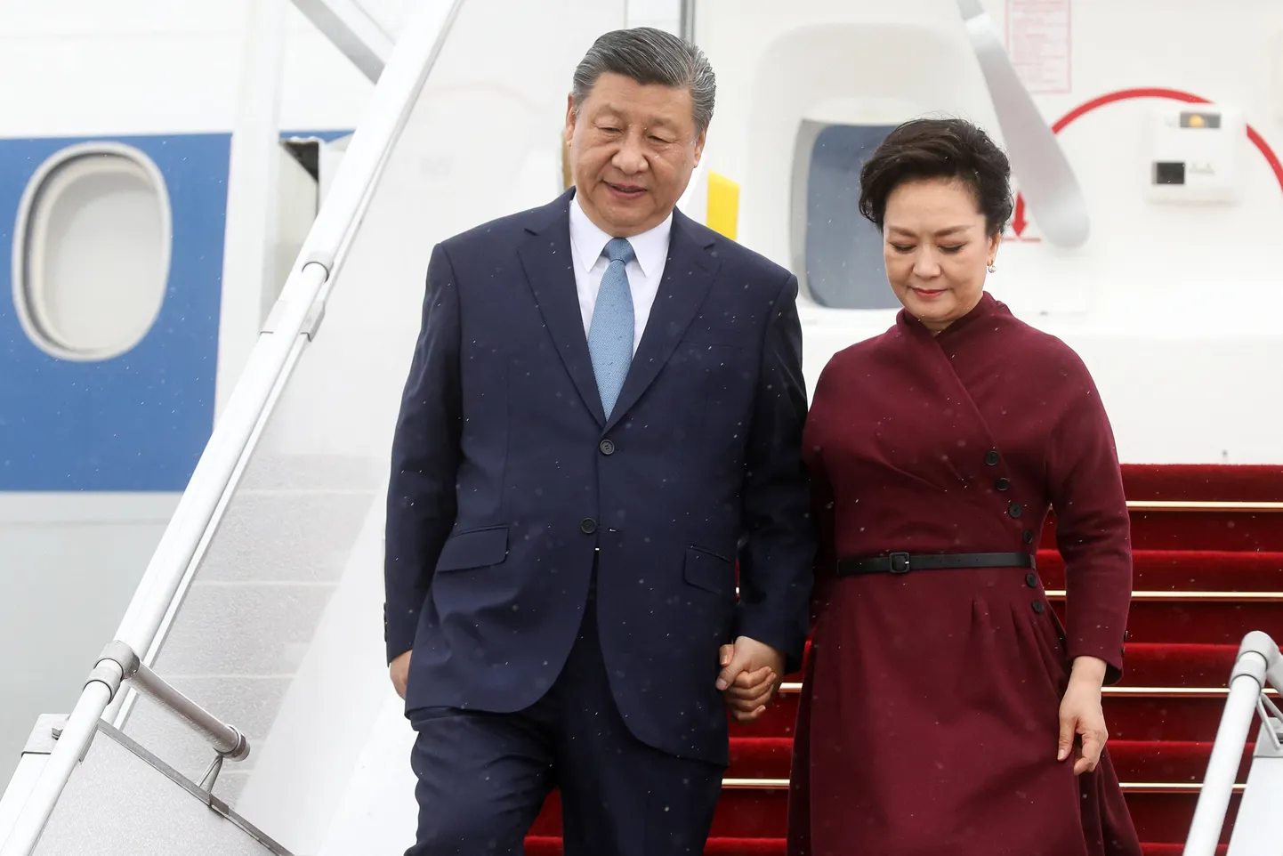 Xi Jinping ja tema naine Peng Liyuan Prantsusmaale saabumas.