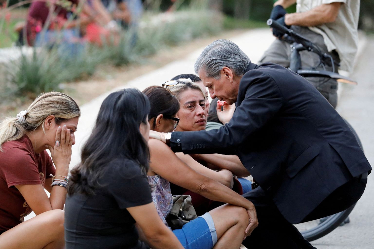 Preester Gustavo Garcia-Siller lohutamas emasid, kelle lapsed õpivad USA-s Texases Uvalde põhikoolis, kus leidis 24. mail aset tulistamine