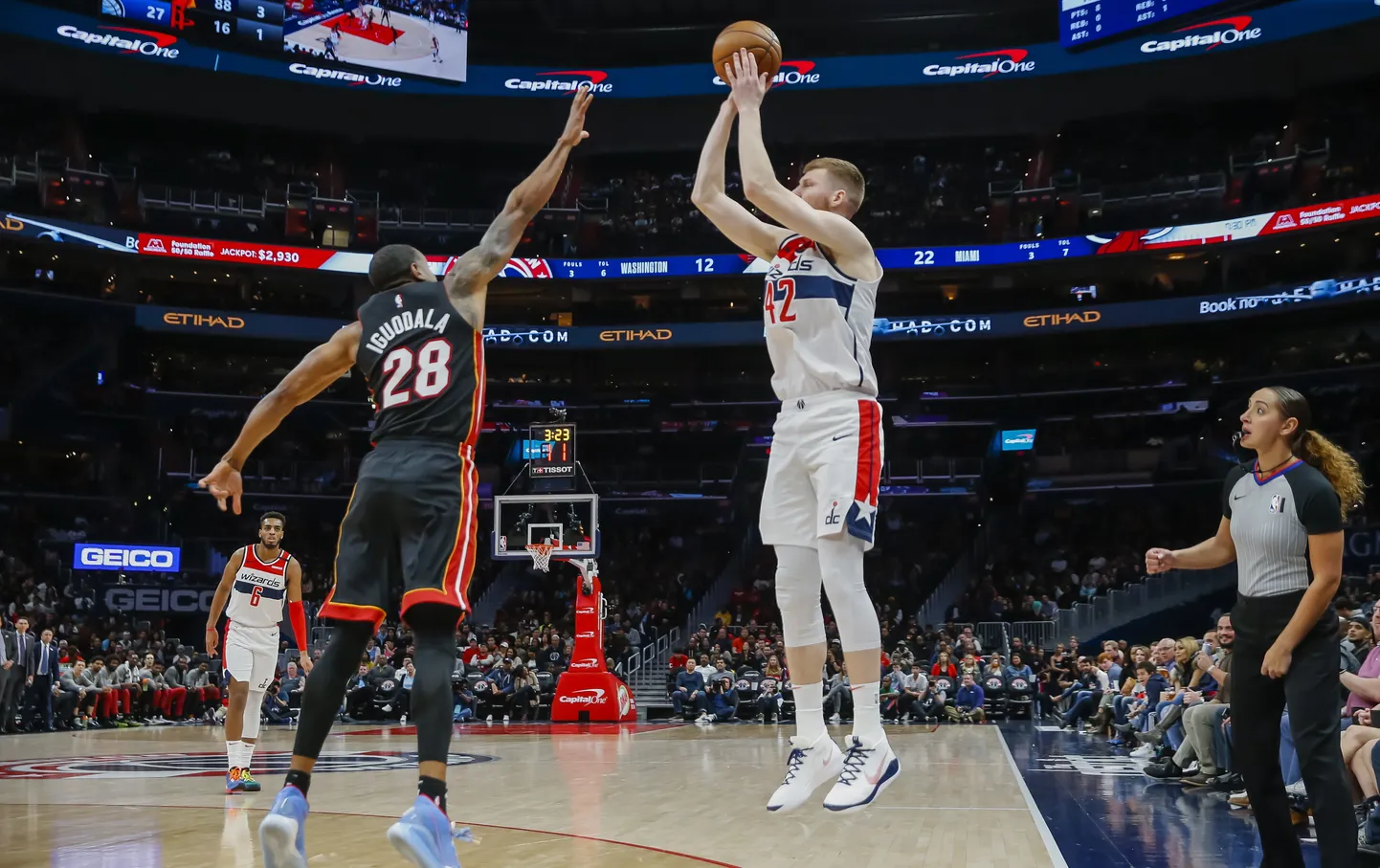 Davis Bertans (valges) viskamas ehk tegemas seda, mida ta kõige paremini oskab ning mis talle priske lepingu lauale tõi.