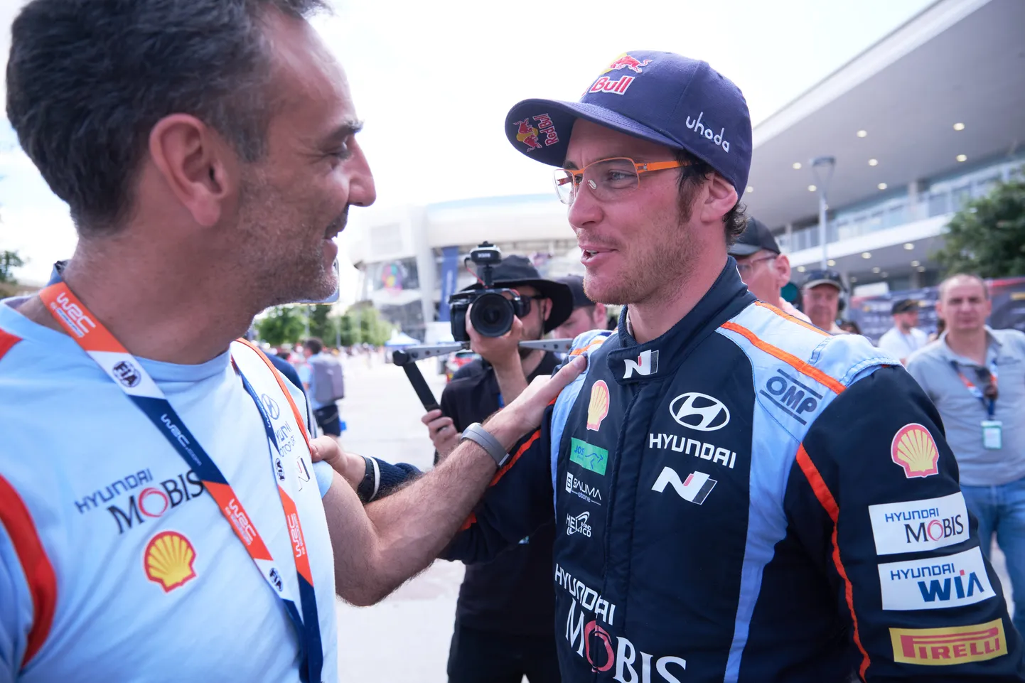 Thierry Neuville (paremal) ja Hyundai tiimipealik Cyril Abiteboul.