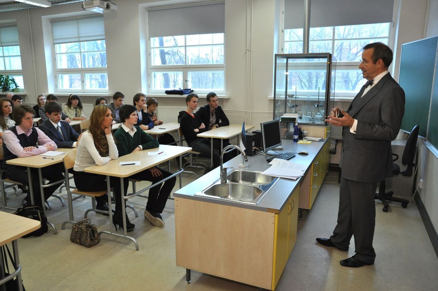 President Ilves andis Tallinna Kesklinna Vene Gümnaasiumis ühiskonnaõpetuse tunni.