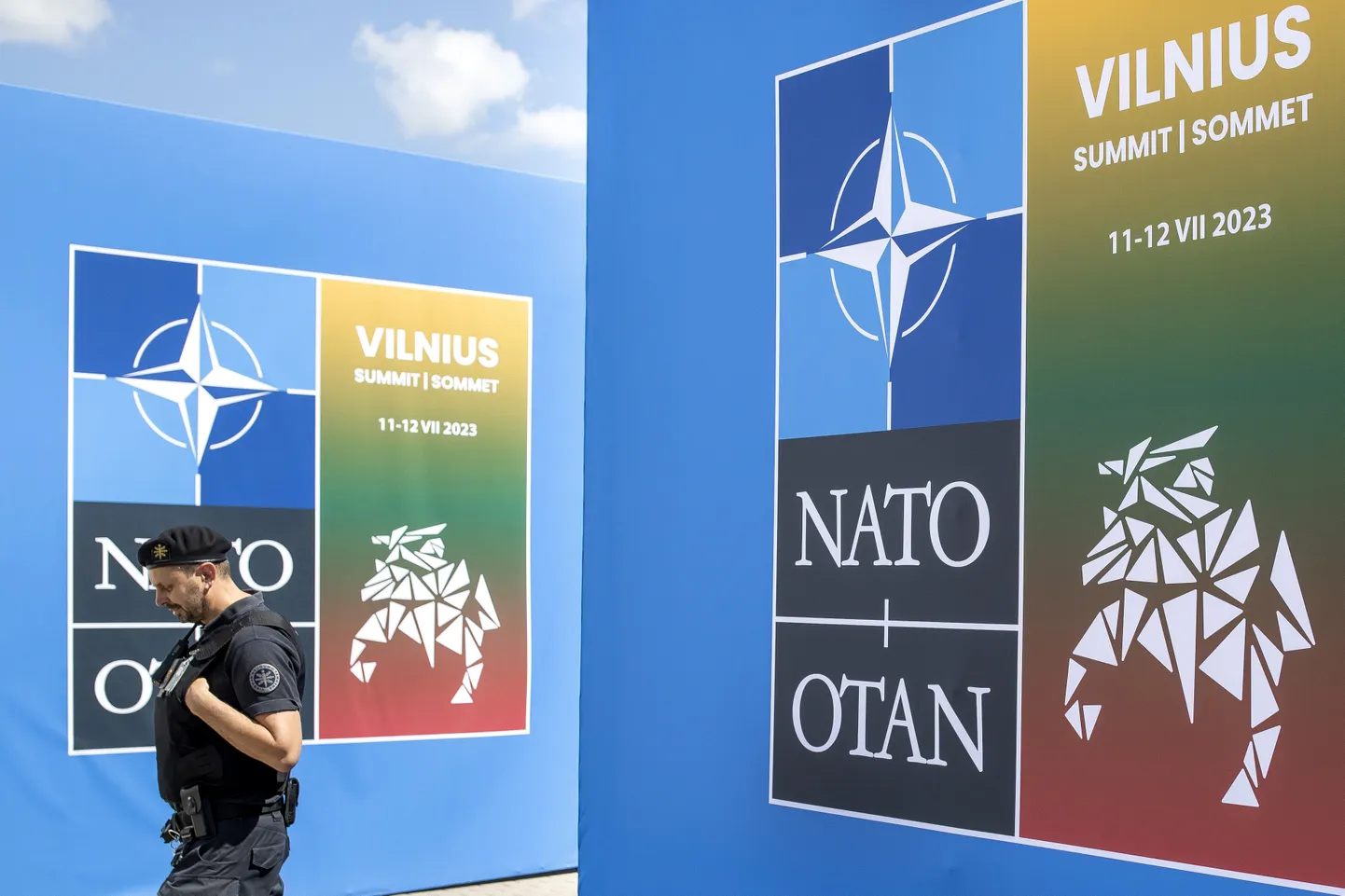 Valvur Vilniuses toimunud NATO tippkohtumise hoone juures.