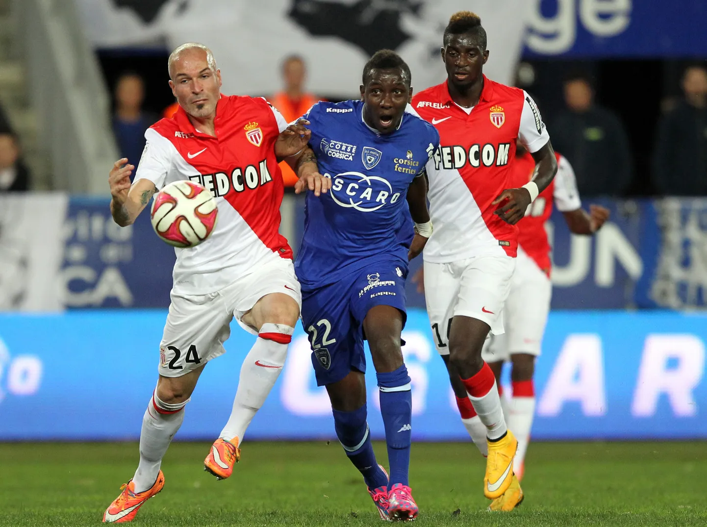 Endine Prantsusmaa kõrgeima jalgpalliliiga klubi Bastia keskväljamängija Christopher Maboulou (keskel) suri pühapäeval südamerabandusse.