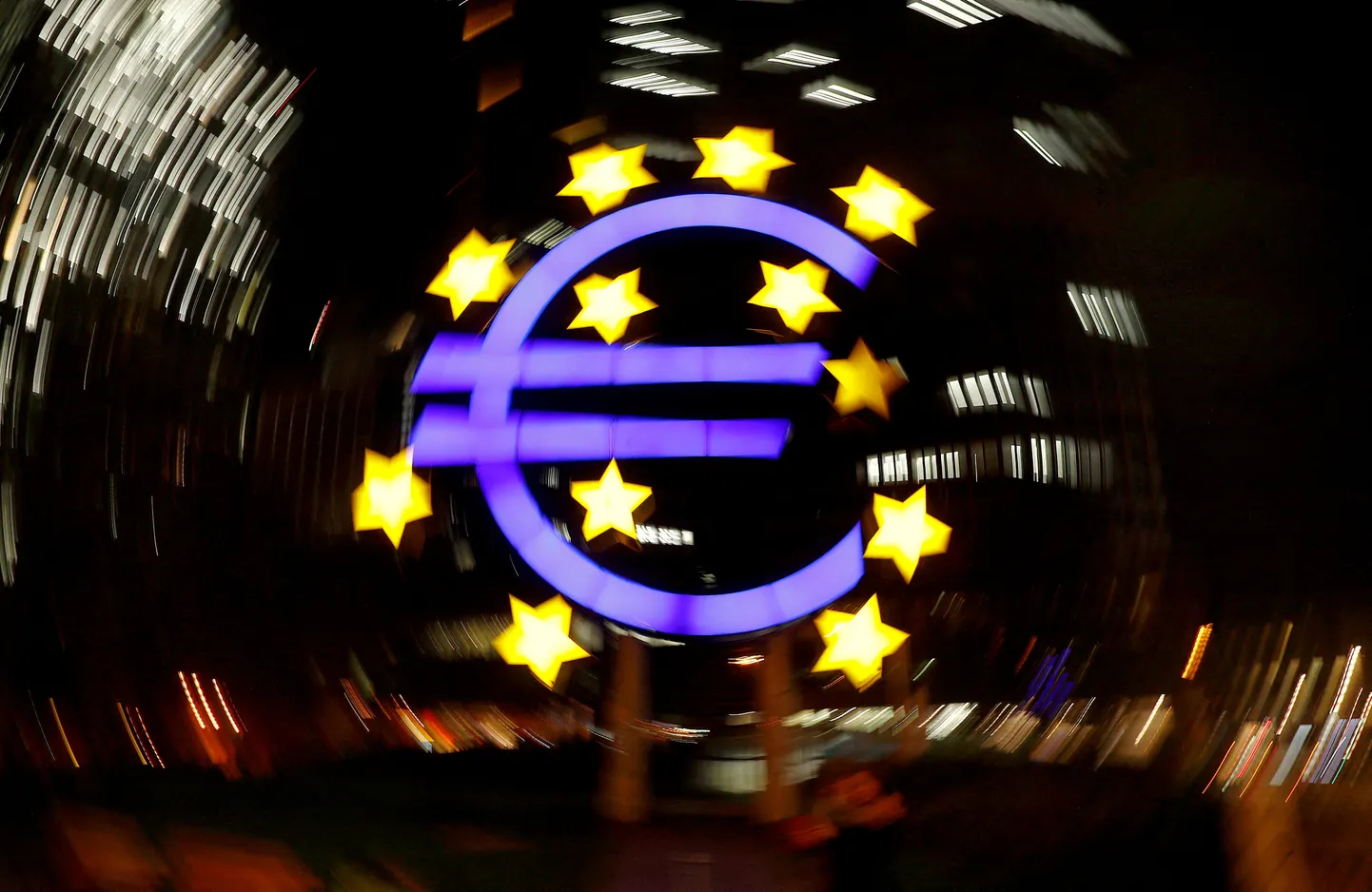 Euroalal majanduskasv esimeses kvartalis kiirenes .