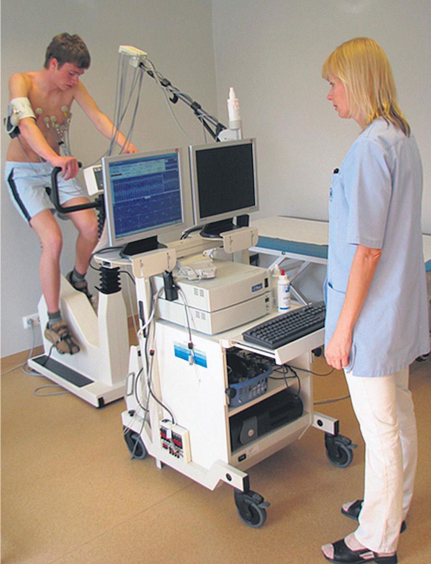Dotsent Eve Unt teeb noorsportlasele elektrokardiogrammiga koormustesti.