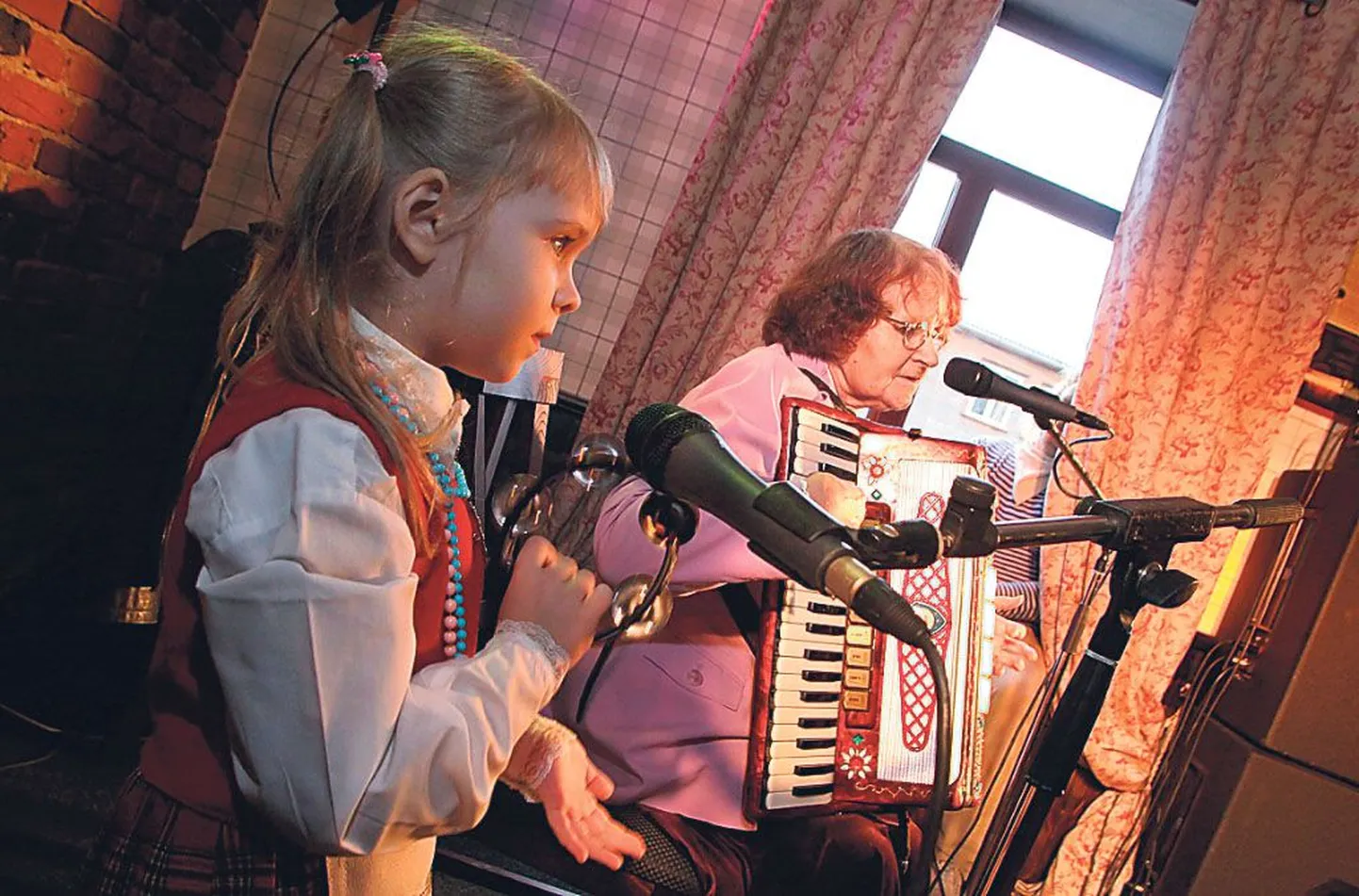 Tilluke Mary Helena Verits ja akordionist Anne Vatter.