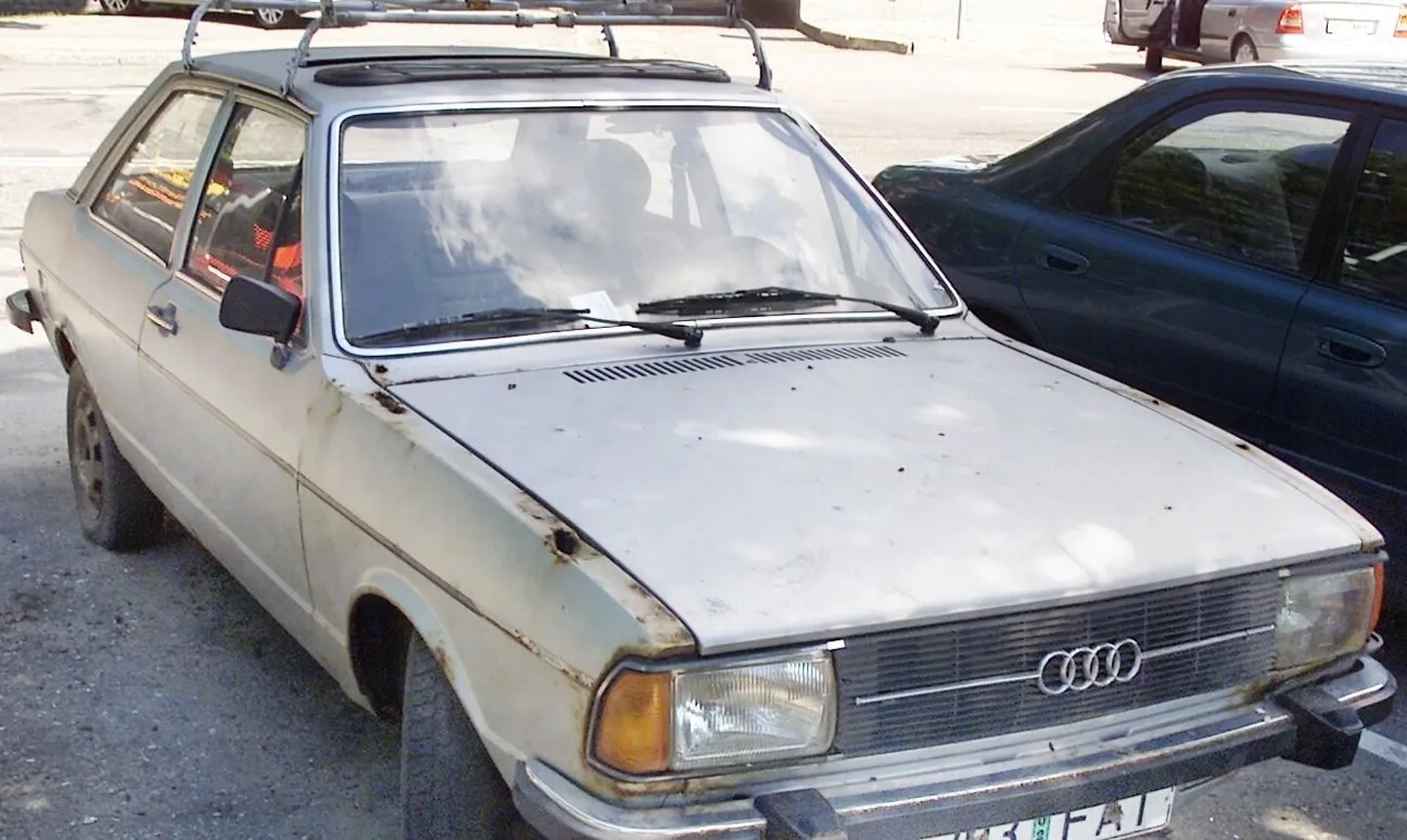 Mõneski parklas leidub autosid, mis ilmselt omal jõul kohalt ei liigu.