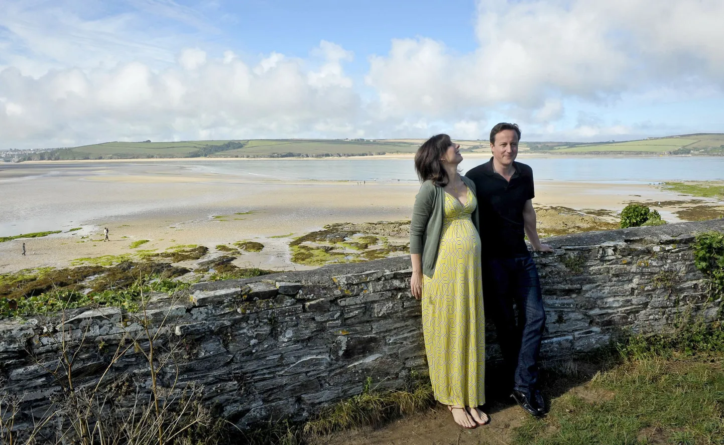 Pühapäeval poseeris Samantha Cameron koos abikaasa Davidiga veel rasedana Cornwalli rannas.
