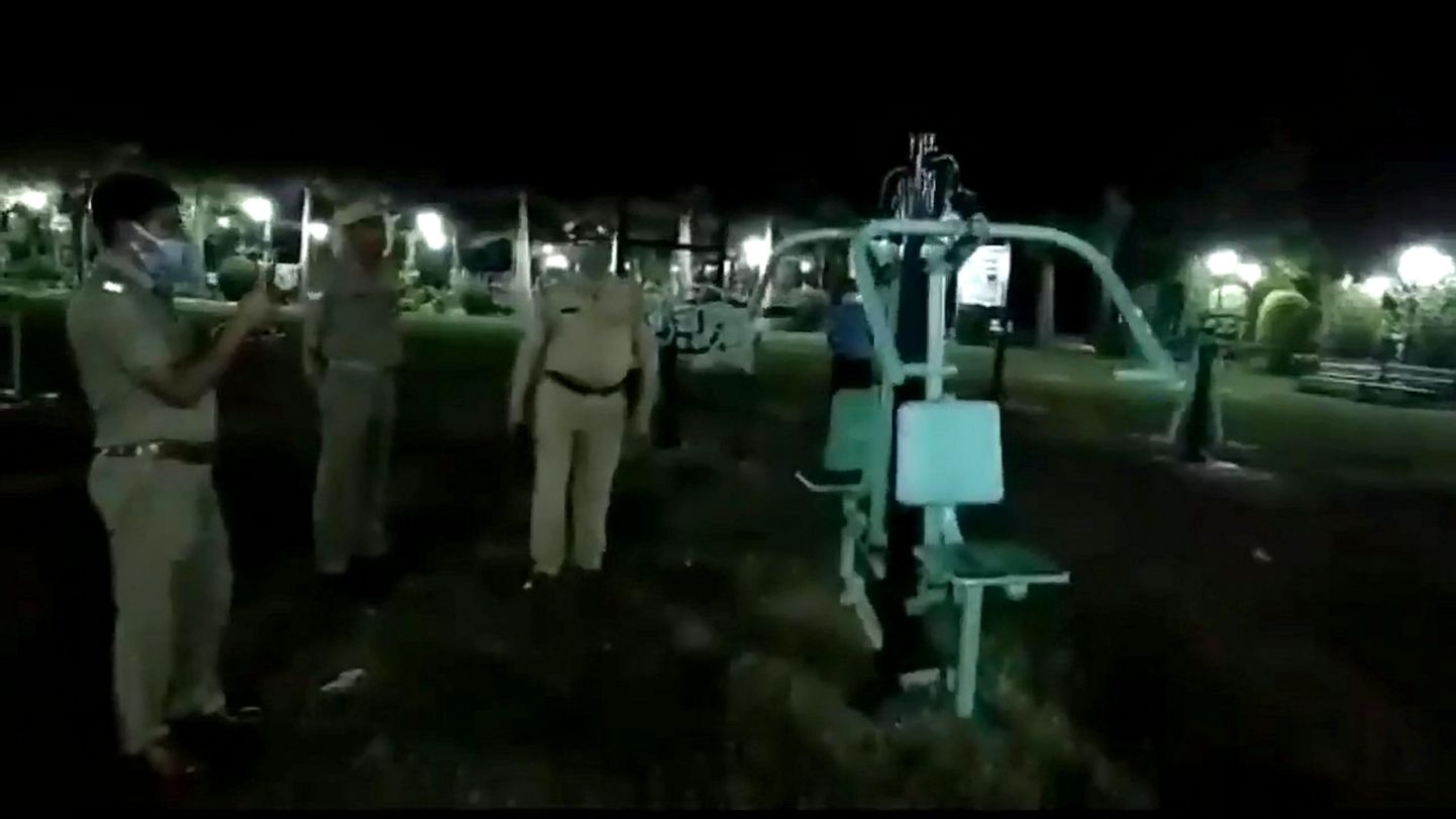 Videokaader, millel on näha Indias Uttar Pradeshis Jhanisi politseinike välijõusaalis, mida väidetavalt kasutasid kummitused. Politsei eitab seda