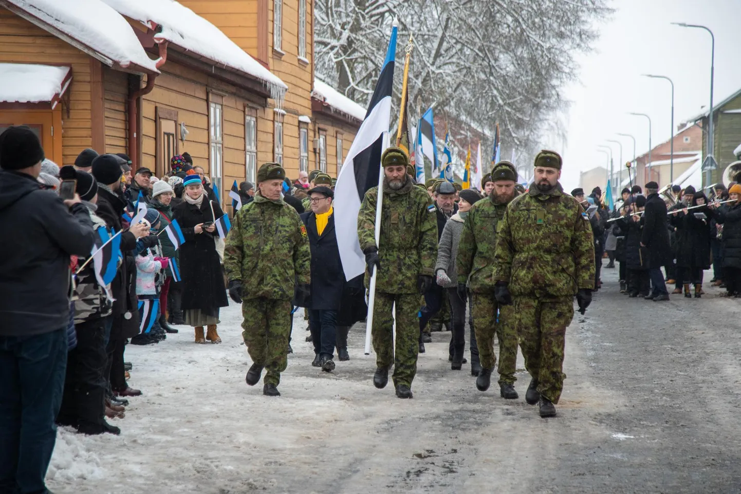 Vabariigi aastapäeva rongkäik Viljandis algas kohtumaja eest nagu alati ning lõppes Johan Laidoneri monumendi juures.