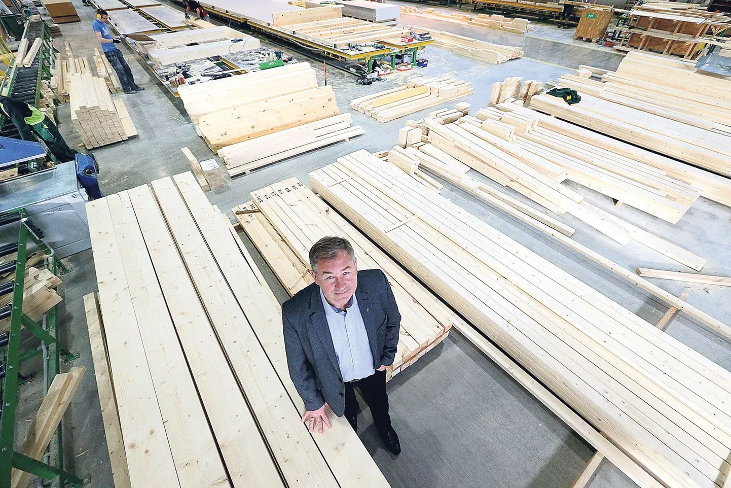 Kodumaja kontserni juht Lembit Lump ei varja, et ettevõttel on olnud aegu, mil kohe kuidagi pole läinud. Kuid kunagi pole olnud aegu, kus oleks mõeldud töö lõpetamisele. Praegu töötab Kodumajas üle 500 inimese, nii palju töötajaid pole firmas varem olnud.