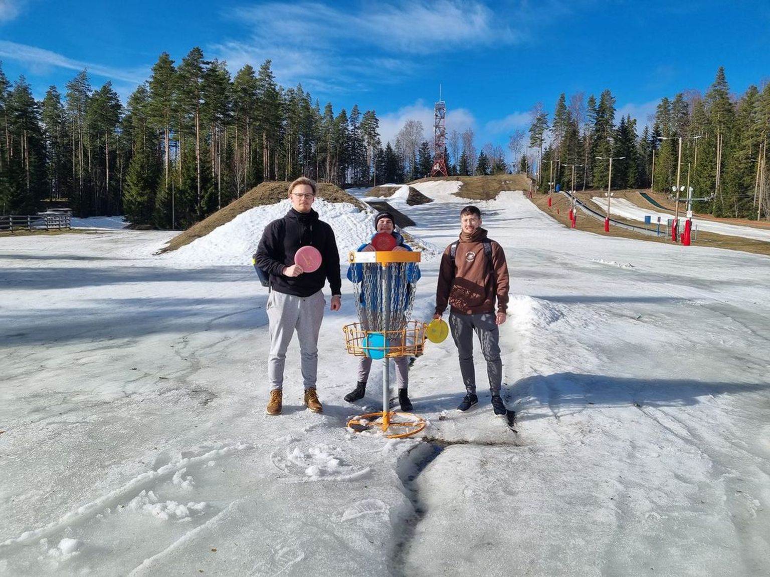 Eile algas Valgekobusemäel kettagolfihooaeg.