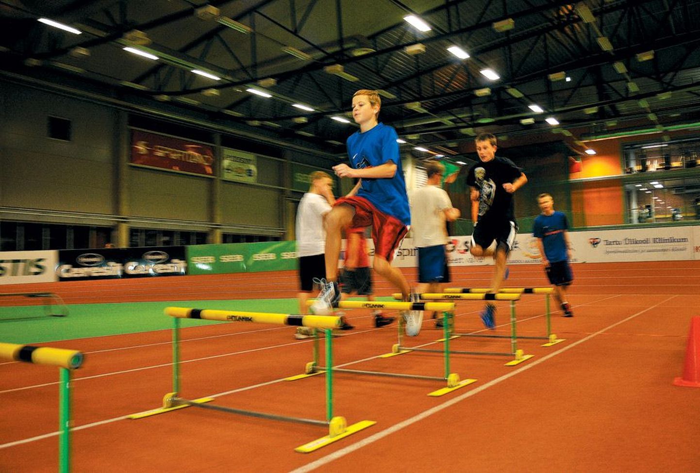 Erkmaa korvpallikooli poisid tegid kolmapäeval Tartu Ülikooli spordihoones Tarmo Jallai käe all üldkehalise ettevalmistuse treeningut. Tõketel on Greg Kirsimäe.