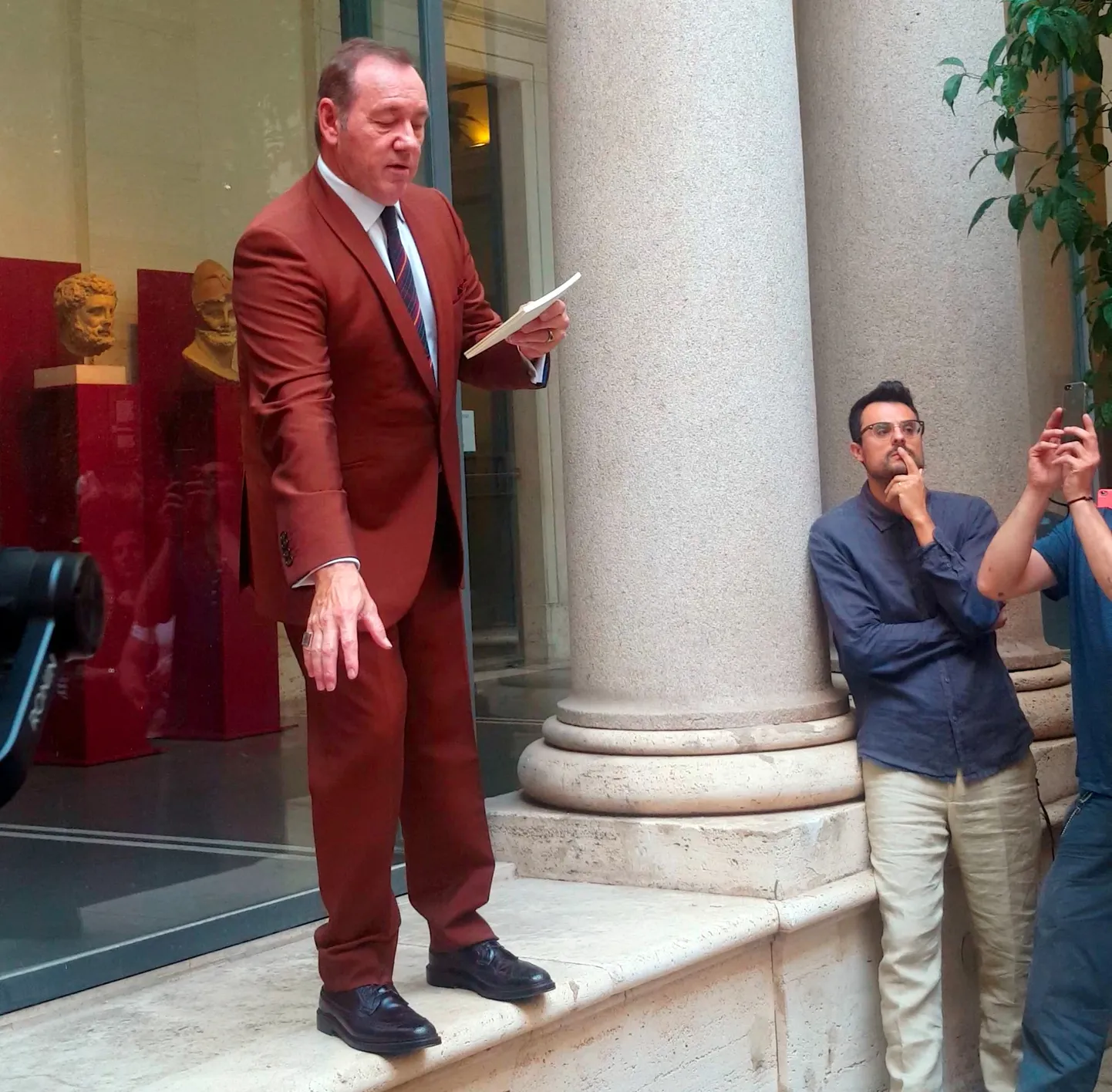 Kevin Spacey augustis 2019 Itaalias Roomas Museo Nazionale Romano Palazzo Massimos luuletust lugemas