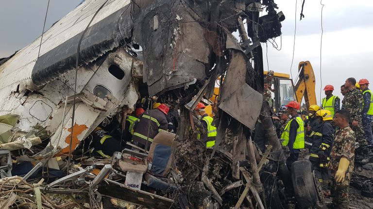 Nepali päästjad lennuõnnetuse sündmuskohal