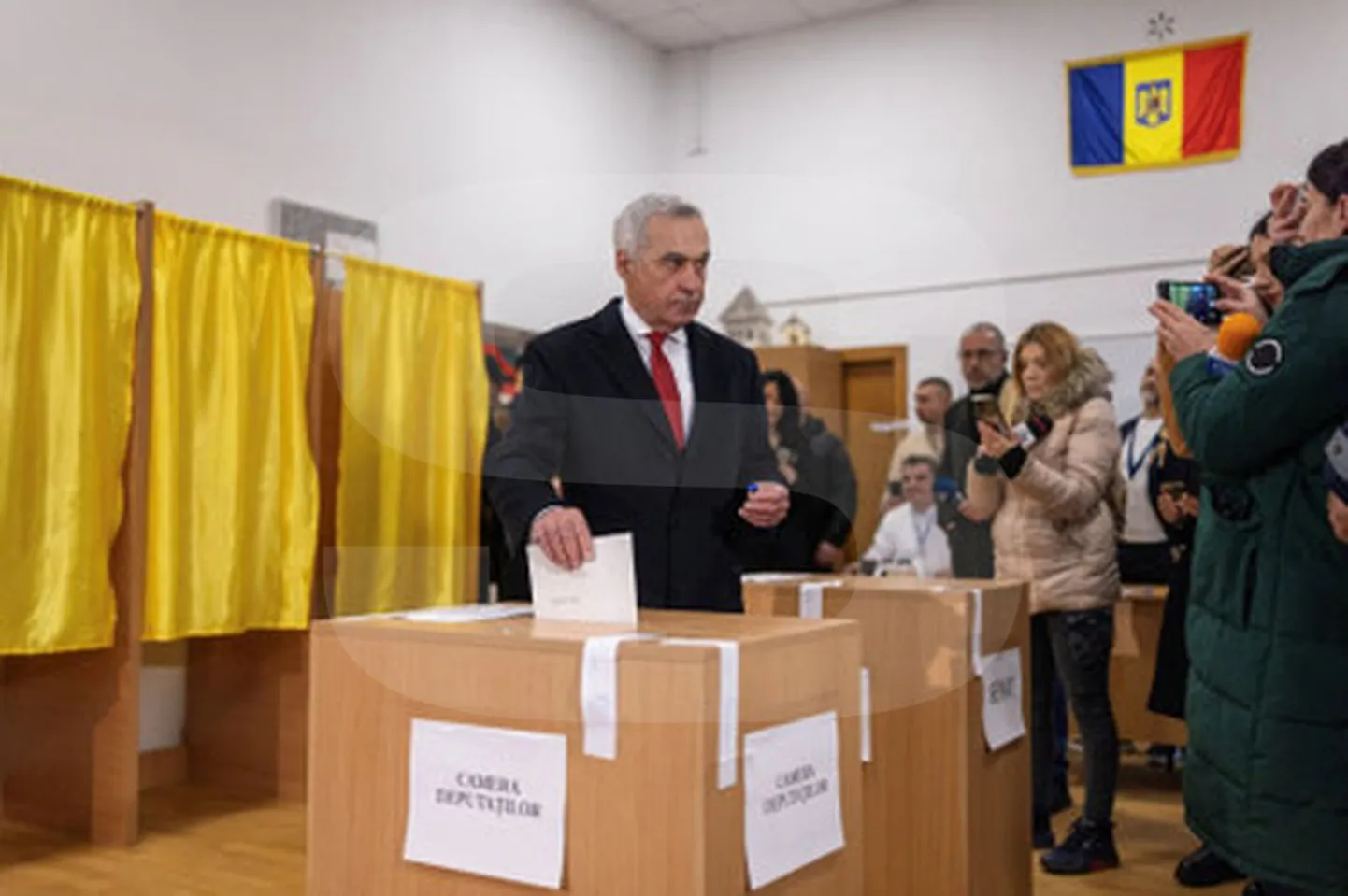 Rumeenia presidendivalimiste esimese vooru võitnud venemeelne parempopulist Calin Georgescu hääletamas 1. detsembril parlamendivalimistel.